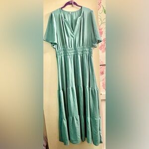 Green-ish Tiered MIDI Dress, Elastic Waist
SIZE LARGE     **LIKE NEW**